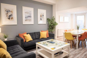 8 Bed, comfortably sleeps 10, 3 Bath house, 5 Mins Manchester Centre